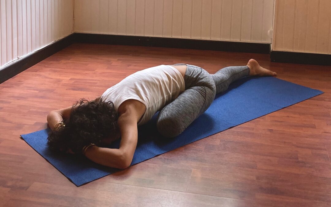 Relâchement total lors d'une posture de yin yoga